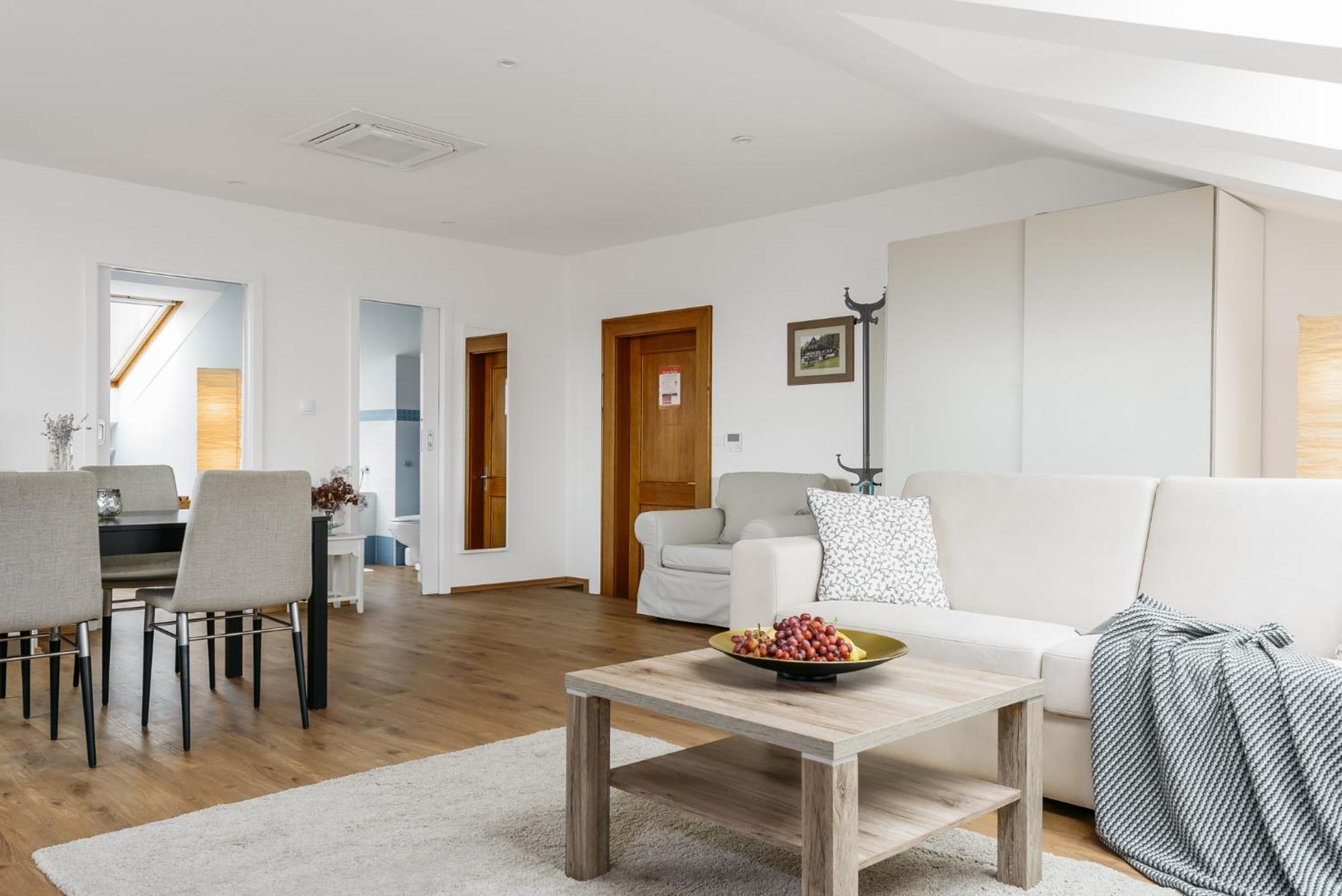 Mia Cozy With Castle View, Parking & Ac Apartment